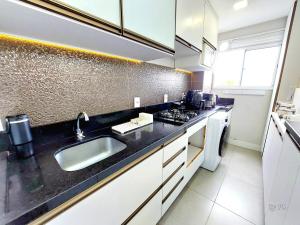 une cuisine avec un évier et un plan de travail dans l'établissement Xingu Reserva Ipanema, à Porto Alegre 52 autres photos