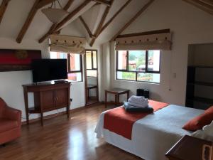 TV a/nebo společenská místnost v ubytování hotel el portal de las Flores, Alojamiento Rural + 25 fotografií
