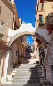 an archway in an alley with stairs in a town at Casa Fiorenza - Da e Nònne in Carloforte