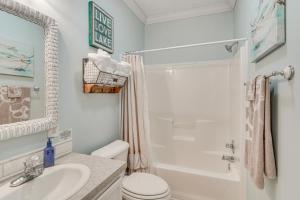 Bilik mandi di Private Dock and Fire Pit Serene Lake Gaston Escape +20 gambar