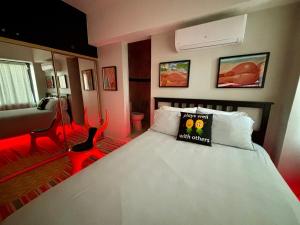 una camera da letto con un letto, una sedia e un divano di Condado Terrace Apartment by the beach a San Juan Altre 80 foto