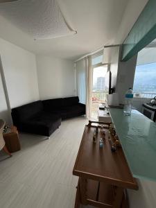 Χώρος καθιστικού στο Flat na Barra com Vista Deslumbrante para o Mar