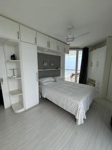 Ένα ή περισσότερα κρεβάτια σε δωμάτιο στο Flat na Barra com Vista Deslumbrante para o Mar