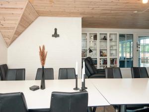 UlfborgにあるLuxury Retreat with Pool - By Traum Ferienwohnungenのテーブルと椅子のある会議室 +97枚の写真