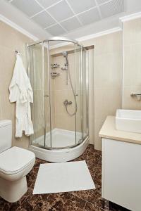 La salle de bains est pourvue d'une douche, de toilettes et d'un lavabo. dans l'établissement Bursa Suites Apart Otel, à Bursa