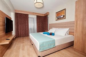 伯萨Bursa Suites Apart Otel的一间配有床和平板电视的酒店房间