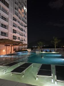 a person swimming in a swimming pool at night at Aparta Suite con vista al mar in Santa Marta