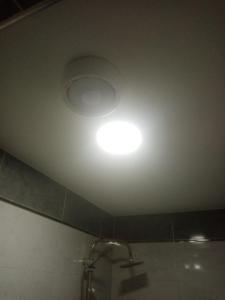 a light on the ceiling of a bathroom at PYRAMIDS Villa T Medetion Camping in Banī Ghālib +22 photos