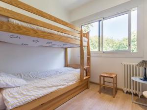 MachecoulにあるMaison familiale rénovée, 15 km de la mer, jardin clos avec terrasse et ping-pong, centre bourg - FR-1-306-894の二段ベッド2台と窓のある寝室