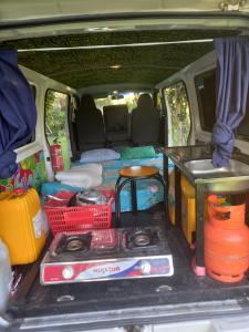辛加东卡Turtle Campervans Fiji的货车后部有一张桌子和几个篮子