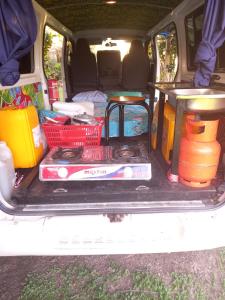 辛加东卡Turtle Campervans Fiji的一辆货车，尾部装满了食物和饮料