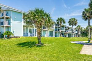 eine Palme vor einem Gebäude in der Unterkunft Sea La Vie Condo Pensacola Beach Access! in Pensacola Beach