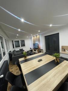 un soggiorno con un tavolo e un divano di Villa 408 a Saint-Julien-Mont-denis