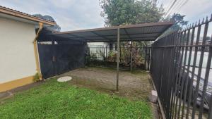 una recinzione con una copertura nera sopra un cortile di Amplia casa 7 personas 2 cocheras a Temuco Altre 8 foto