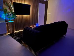 Televisyen dan/atau pusat hiburan di Wellness Paradise mit Whirlpool