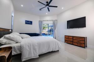 Rúm í herbergi á 4BR 3BA Home with Pool 7mins from Springs