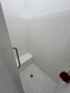 Baðherbergi á 4BR 3BA Home with Pool 7mins from Springs