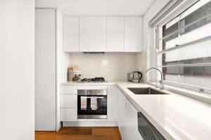 Η κουζίνα ή μικρή κουζίνα στο Coogee Crest - Relaxed Base between Randwick & Beach