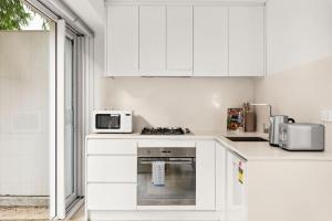 Η κουζίνα ή μικρή κουζίνα στο Coogee Cove - Coastal Studio near Beach & Dining