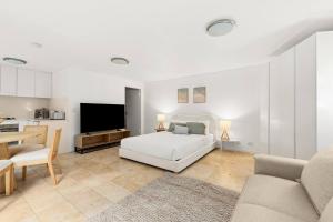 Μια τηλεόραση ή/και κέντρο ψυχαγωγίας στο Coogee Cove - Coastal Studio near Beach & Dining