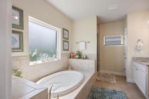 Koupelna v ubytování Arborgate Sunkissed Seahorse At 13987 Hanging Branch Way By Pkrm + 15 fotografií