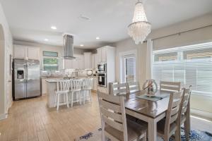 Kuchyň nebo kuchyňský kout v ubytování Arborgate Sunkissed Seahorse At 13987 Hanging Branch Way By Pkrm