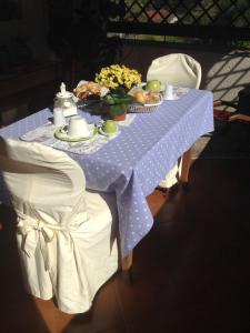 uma mesa com uma toalha de mesa azul com comida em Il Ghiro B&B em Riccò del Golfo di Spezia