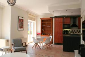 eine Küche und ein Esszimmer mit Tisch und Stühlen in der Unterkunft Albatros B1 in De Haan