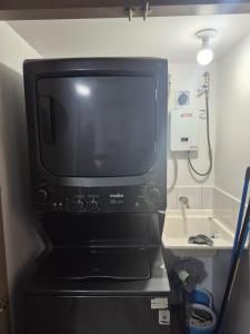 Un televisor sobre un soporte en un baño. en Donde Mickey cerca Antigua Guatemala, en Santa Lucía Milpas Altas 38 fotos más