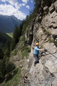 un hombre está escalando en una montaña rocosa en Apart Auer Umhausen, en Umhausen