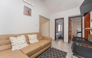 Televízia a/alebo spoločenská miestnosť v ubytovaní 2 Bedroom Nice Apartment In Pakostane + 14 fotografií