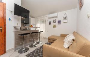 Kuchyňa alebo kuchynka v ubytovaní 2 Bedroom Nice Apartment In Pakostane