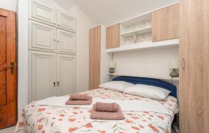 Posteľ alebo postele v izbe v ubytovaní 2 Bedroom Nice Apartment In Pakostane