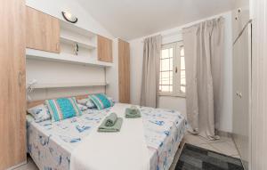 Posteľ alebo postele v izbe v ubytovaní 2 Bedroom Nice Apartment In Pakostane