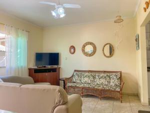 ナヴェガンテスにあるCasa perto do Mar e Beto Carreroのソファとテレビのあるリビングルーム