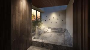 熊本Natural Hot Spring Higo no Yu Onyado Nono Kumamoto的房屋角落的按摩浴缸