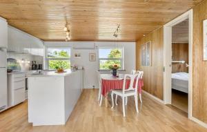 Kuchyň nebo kuchyňský kout v ubytování 3 Bedroom Stunning Home In Sydals