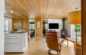 TV a/nebo společenská místnost v ubytování 3 Bedroom Stunning Home In Sydals