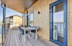 Balkoni atau teres di 2 Bedroom Gorgeous Home In Kerkdriel +18 gambar