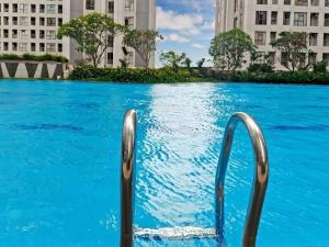Bazén v ubytování Cozy 2BR Springlake Apt Bekasi with Pool & Gym by 2ndHome nebo v jeho okolí