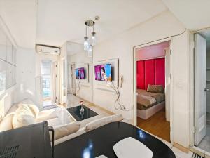 Ένα ή περισσότερα κρεβάτια σε δωμάτιο στο Cozy 2BR Springlake Apt Bekasi with Pool & Gym by 2ndHome