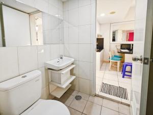 Ένα μπάνιο στο Cozy 2BR Springlake Apt Bekasi with Pool & Gym by 2ndHome