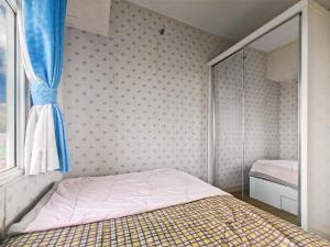 Postel nebo postele na pokoji v ubytování Cozy 2BR Springlake Apt Bekasi with Pool & Gym by 2ndHome + 20 fotografií