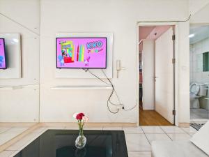Ένα μπάνιο στο Cozy 2BR Springlake Apt Bekasi with Pool & Gym by 2ndHome