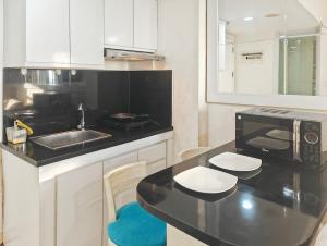 Η κουζίνα ή μικρή κουζίνα στο Cozy 2BR Springlake Apt Bekasi with Pool & Gym by 2ndHome