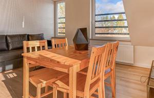 Un comedor con mesa y sillas de madera. en Stunning Apartment In Trzesacz, en Trzęsacz