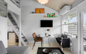 TV a/nebo společenská místnost v ubytování 2 Bedroom Amazing Home In Væggerløse
