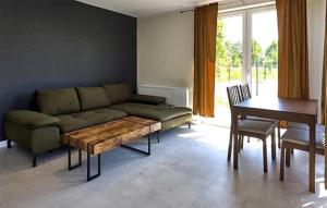 una sala de estar con un sofá y una mesa en Amazing Apartment In Trzesacz, en Trzęsacz