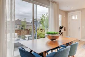 une salle à manger avec une table et des chaises et une grande fenêtre dans l'établissement Cozy Montana Getaway Near Bozeman & Yellowstone, à Belgrade