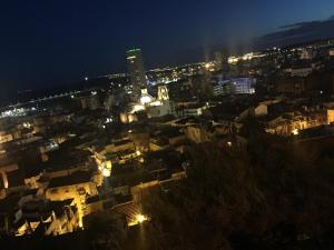 Nespecifikovaný výhled na destinaci Alicante nebo výhled na město při pohledu z hostelu